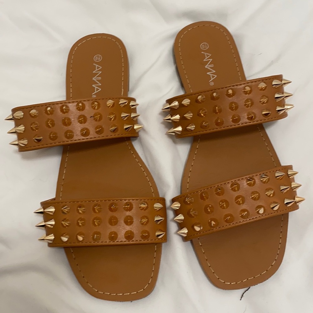 Size 8 1/2 Anna from Apricot Lane tan slides